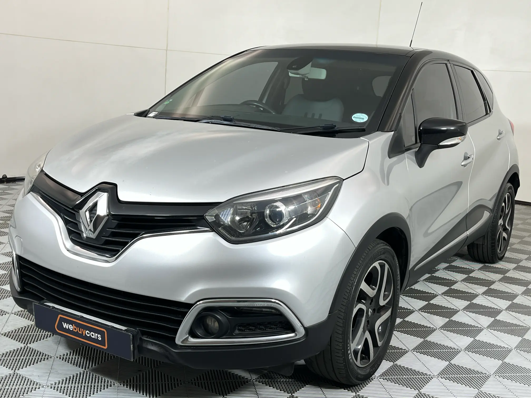 2015 Renault Captur 900t Expression 5-Door (66 KW)