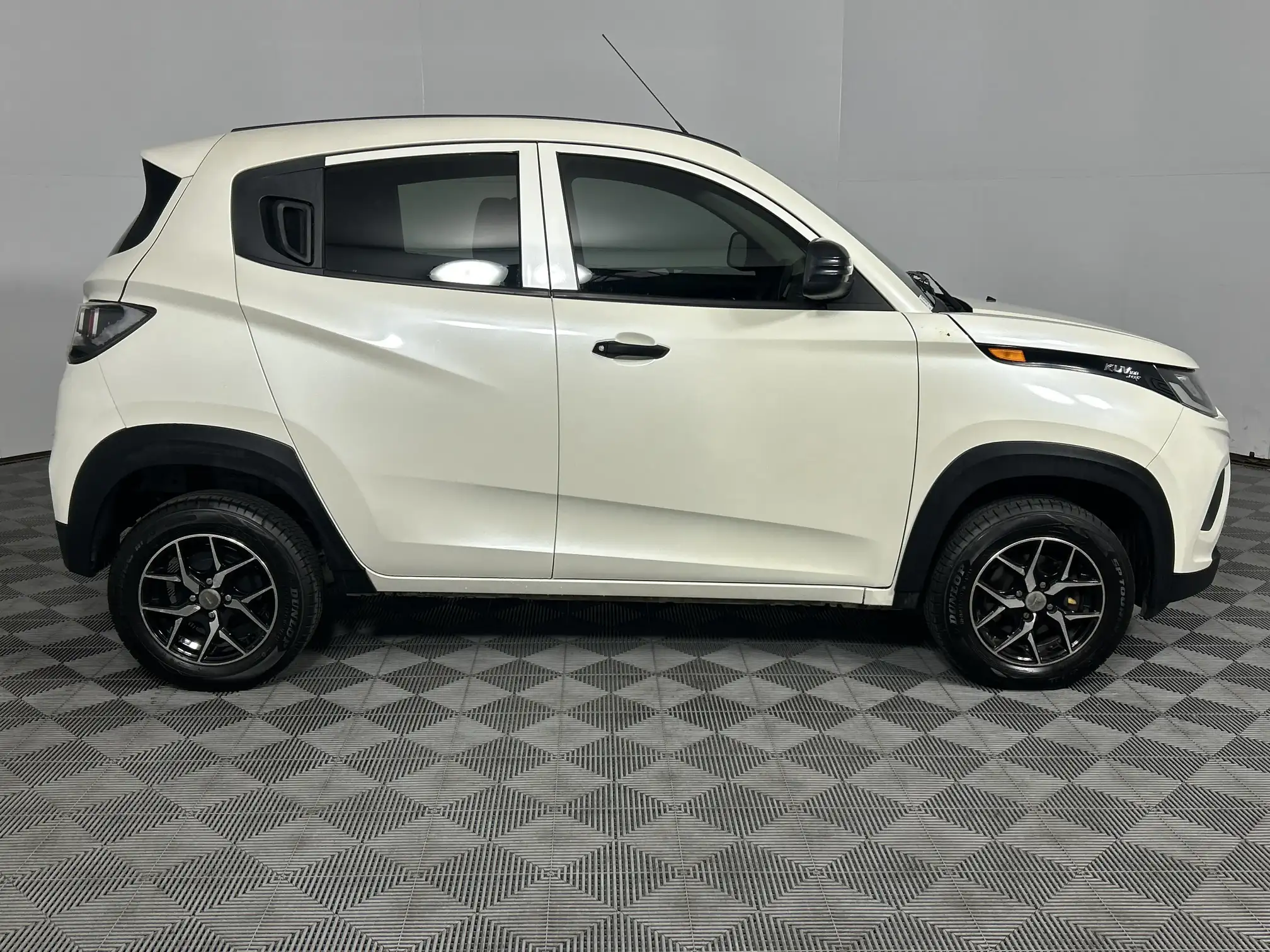 Mahindra KUV 100