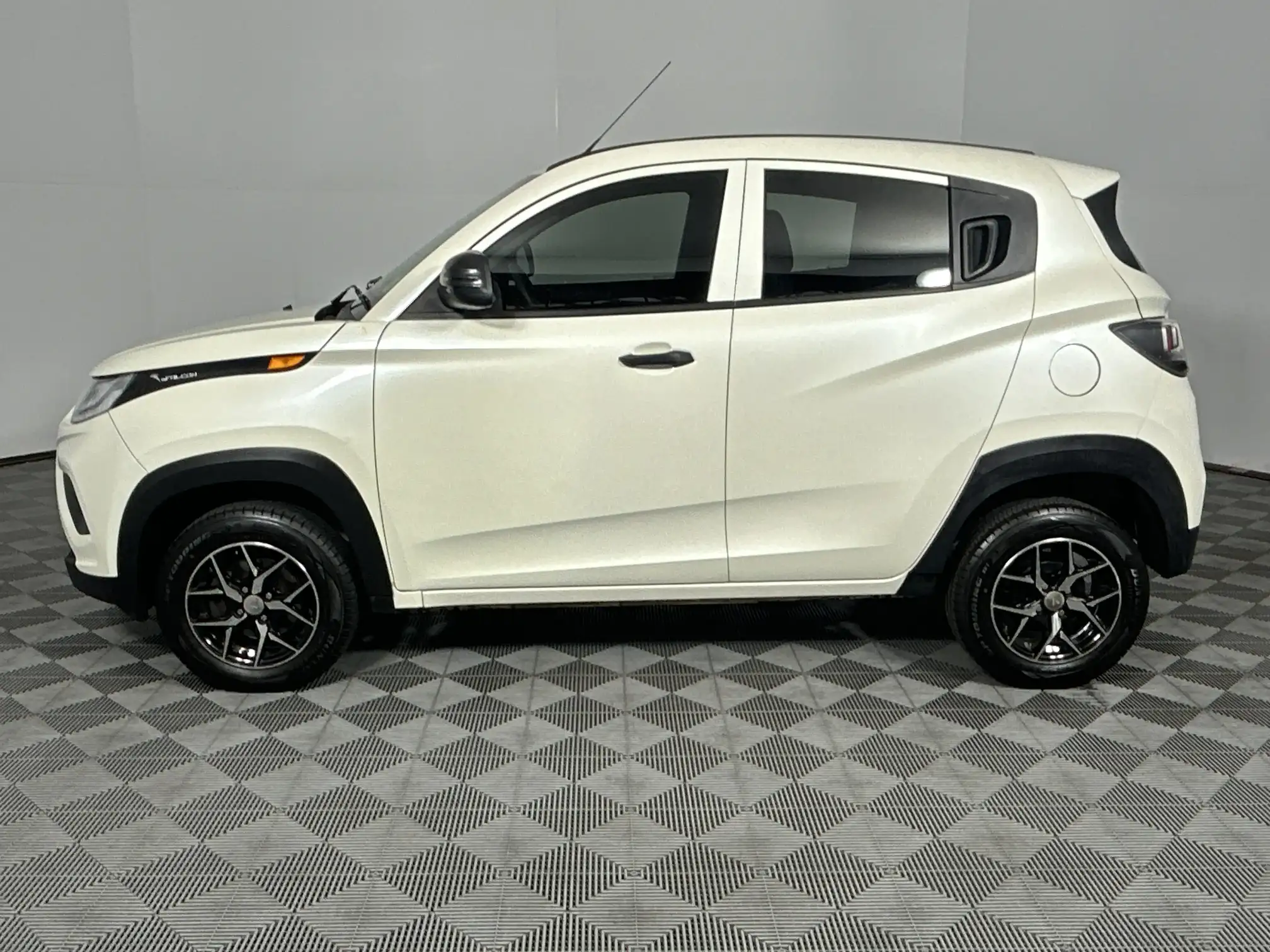 Mahindra KUV 100