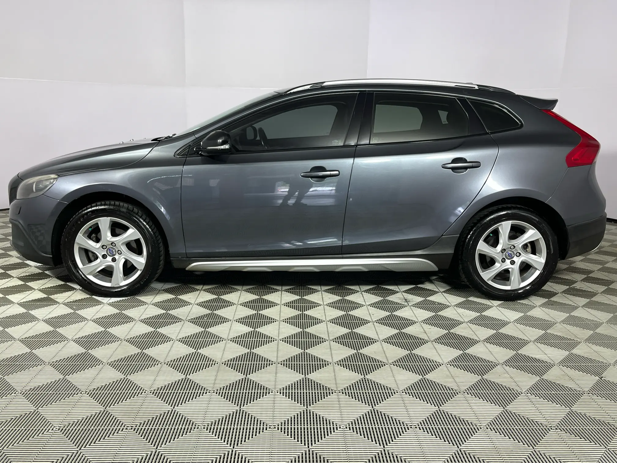 Used 2013 Volvo V40 CC T4 Elite Powershift for sale | WeBuyCars