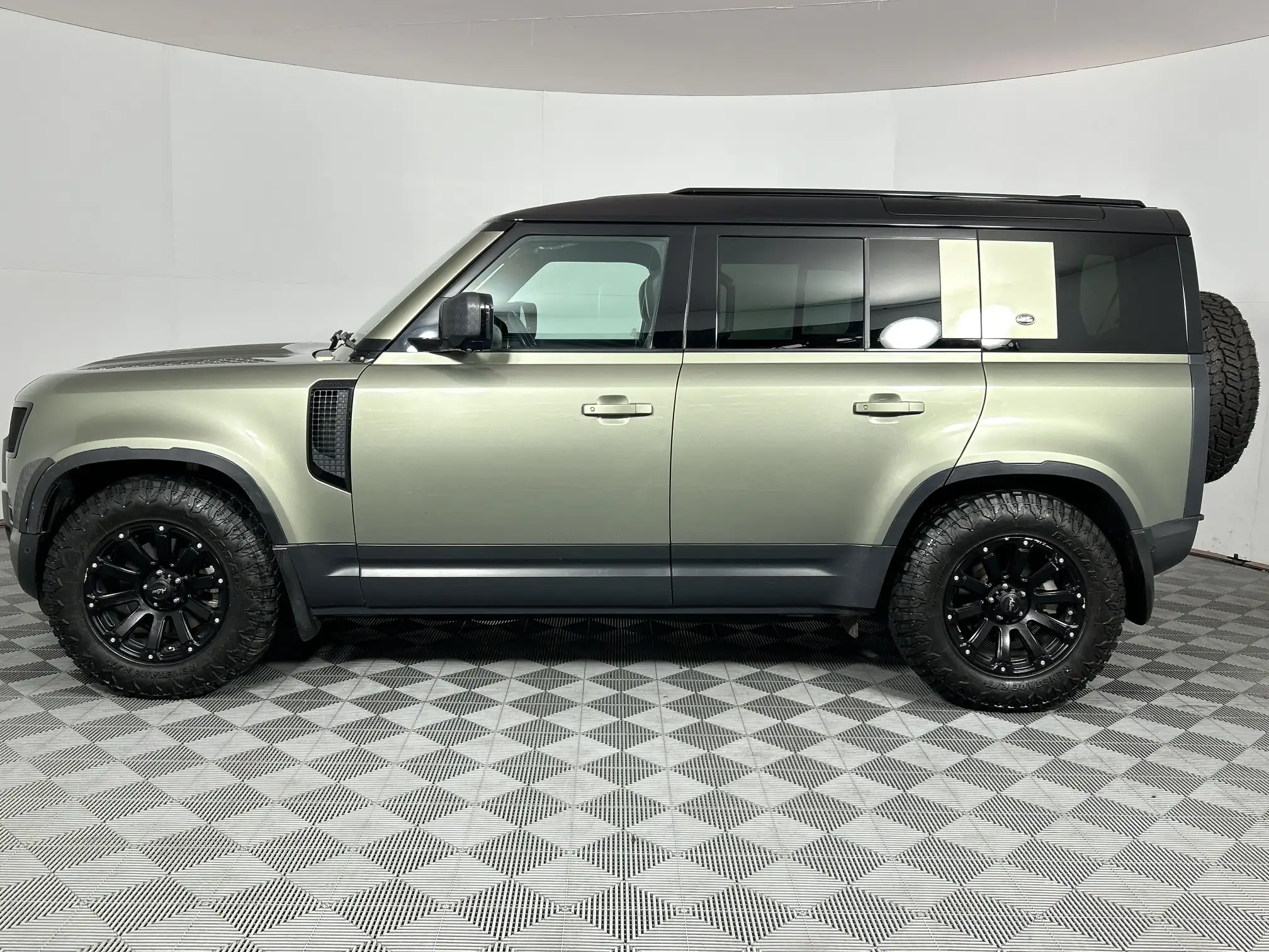 Land Rover Defender 110