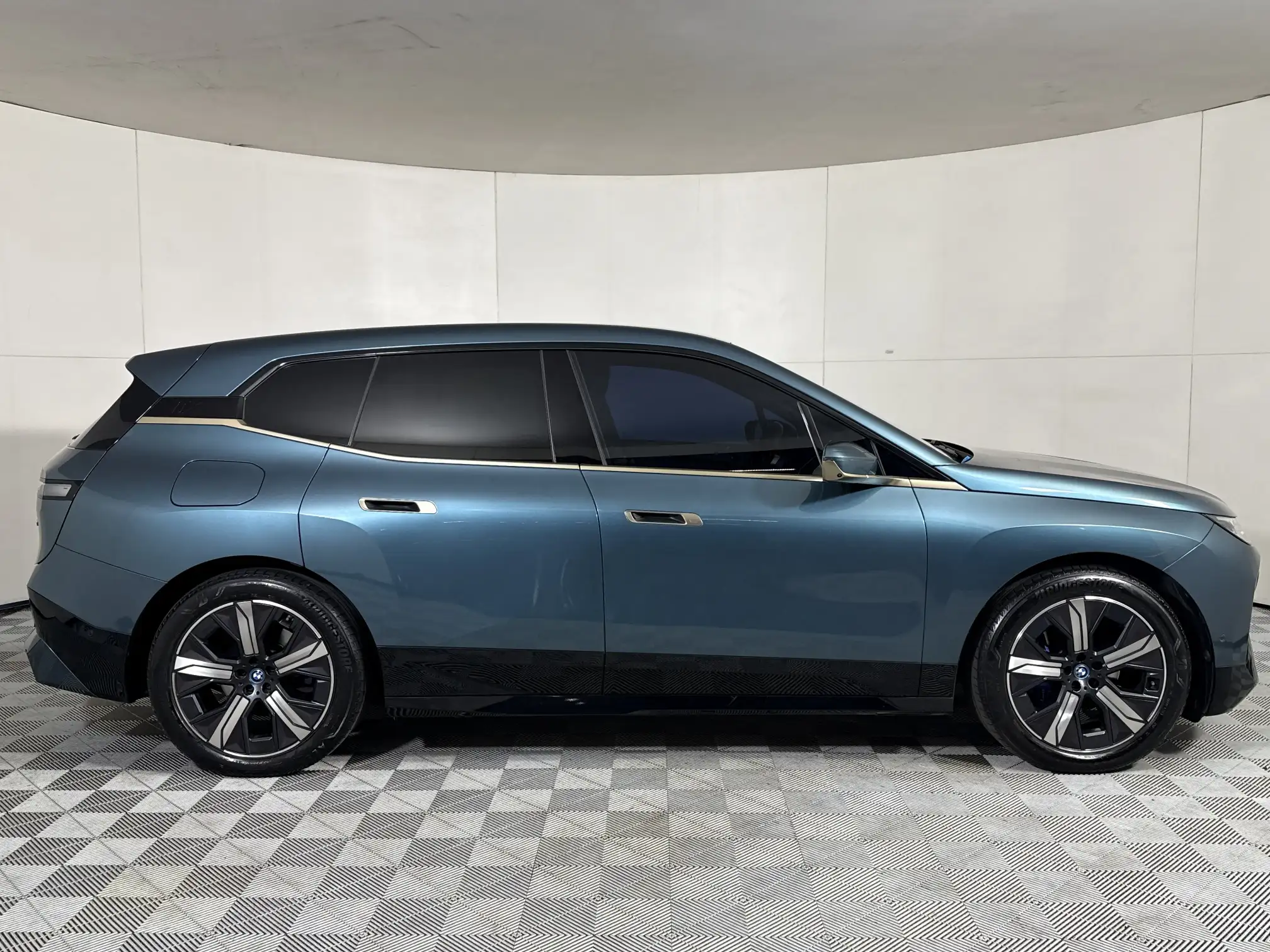 BMW iX
