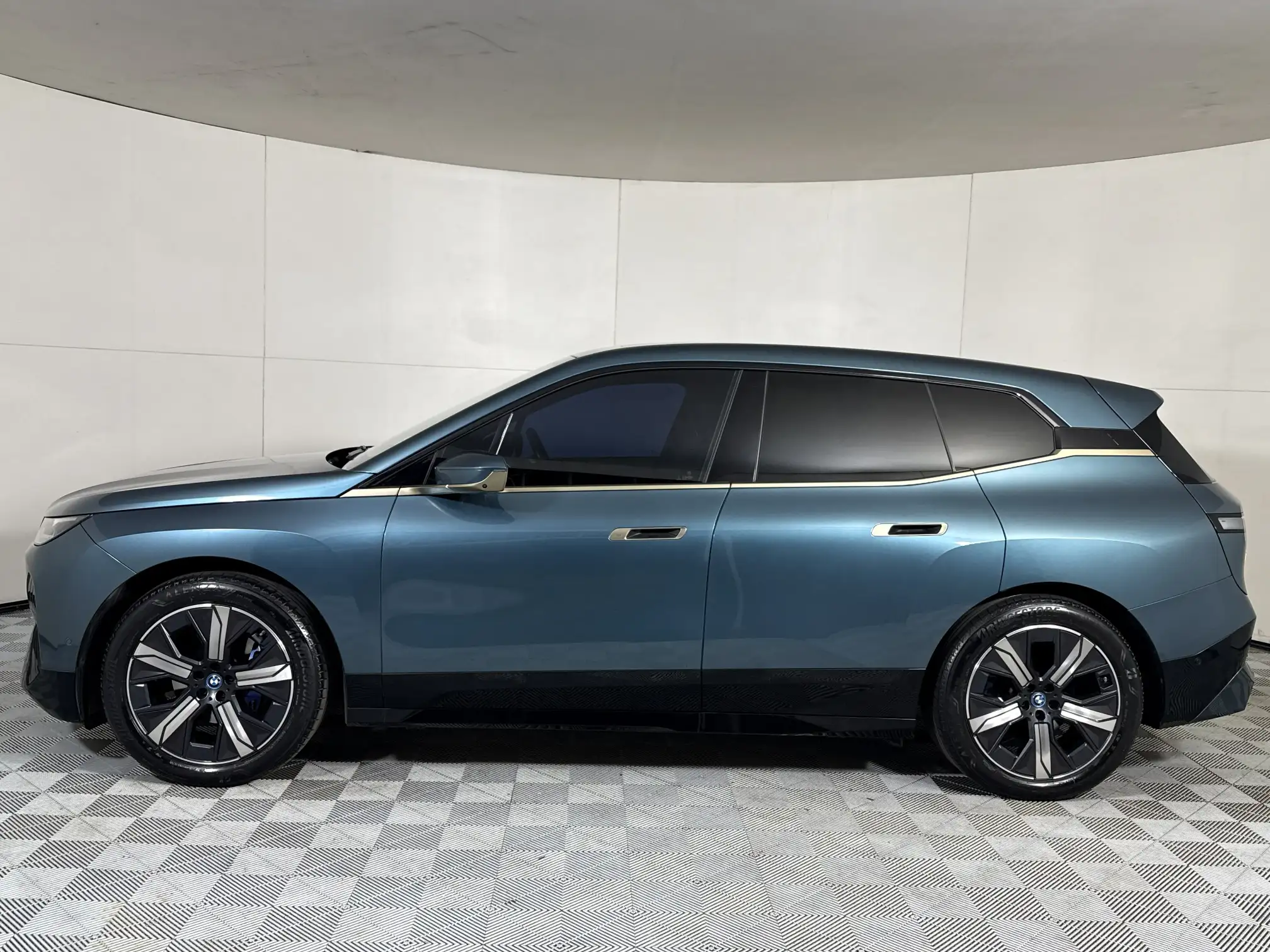 BMW iX