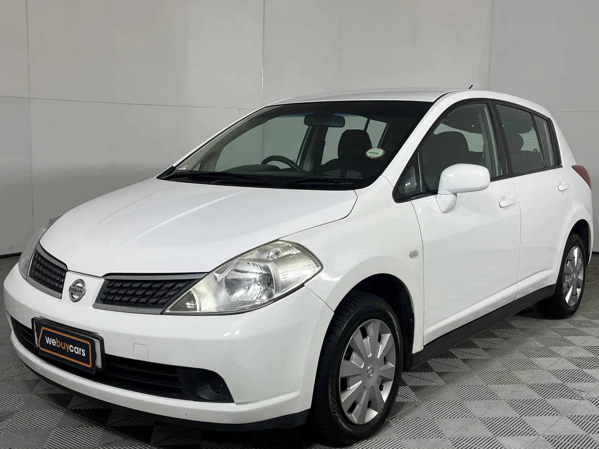 2011 Nissan Tiida 1.6 Visia + 5-Door (H35)