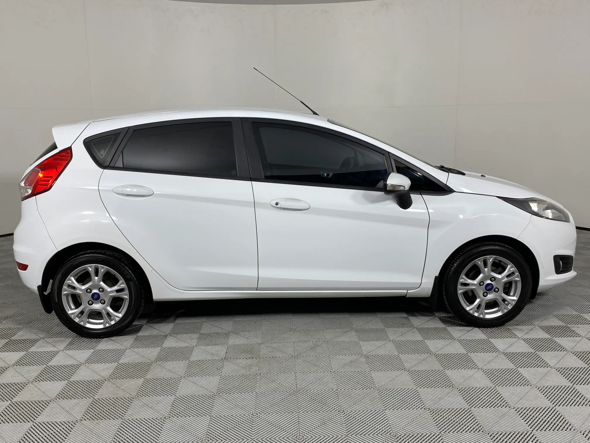 Used 2014 Ford Fiesta 1.0 EcoBoost Trend Powershift 5-Door for sale ...