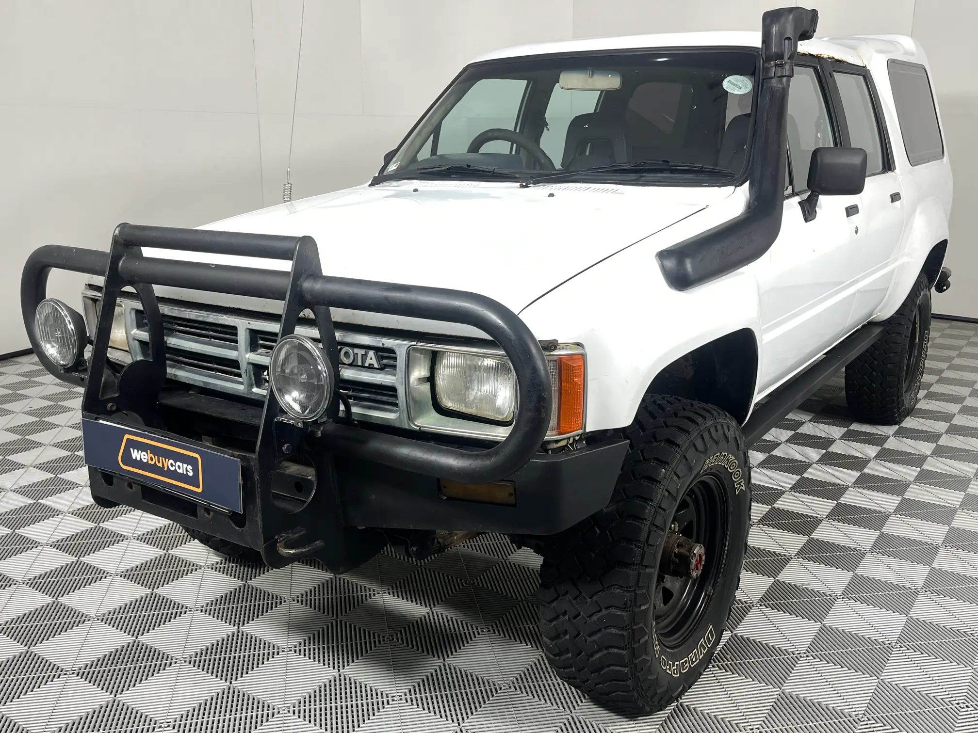 1993 Toyota Hilux 3L straight 6 - (Built-Up)