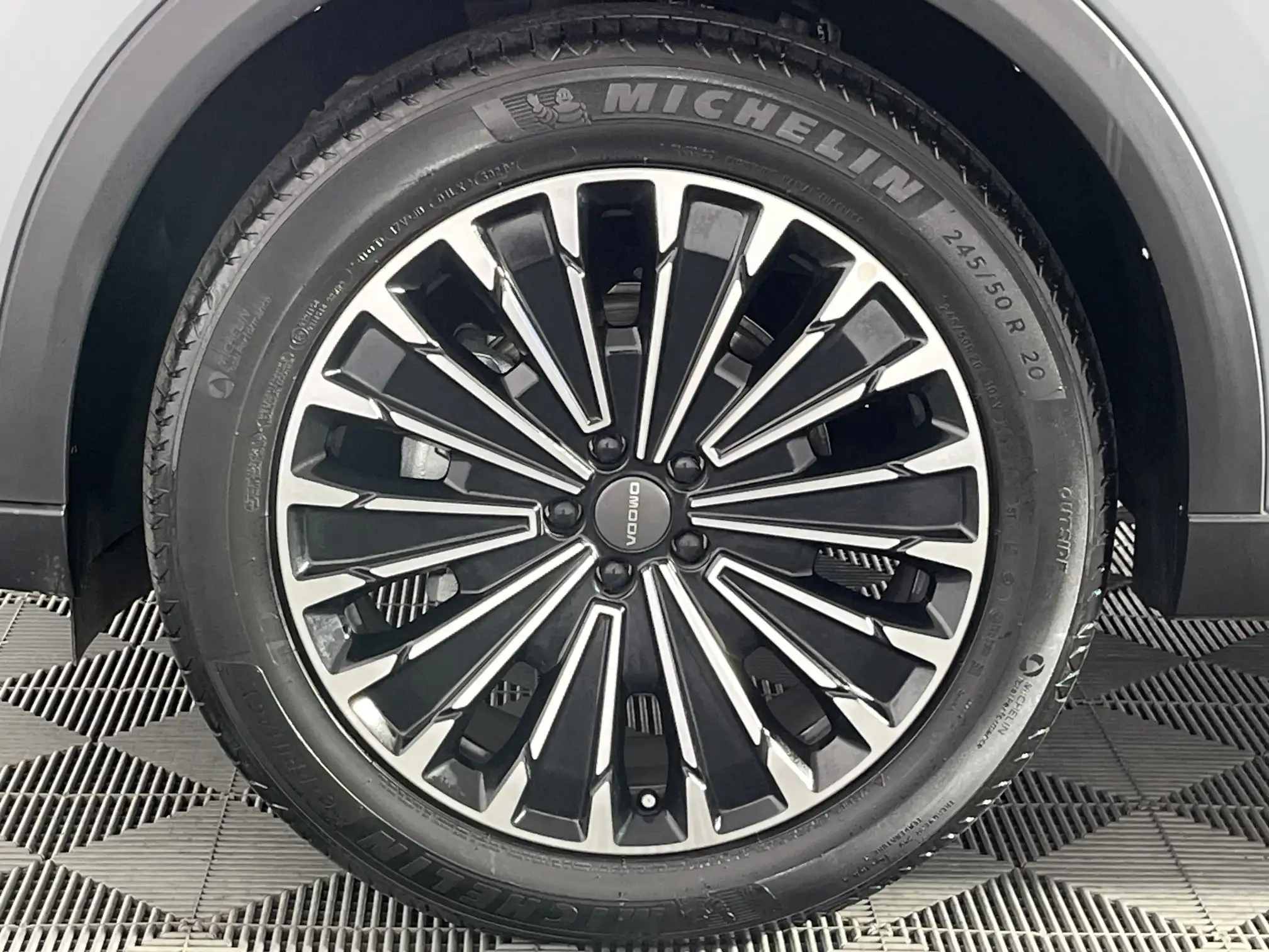 Omoda C9
