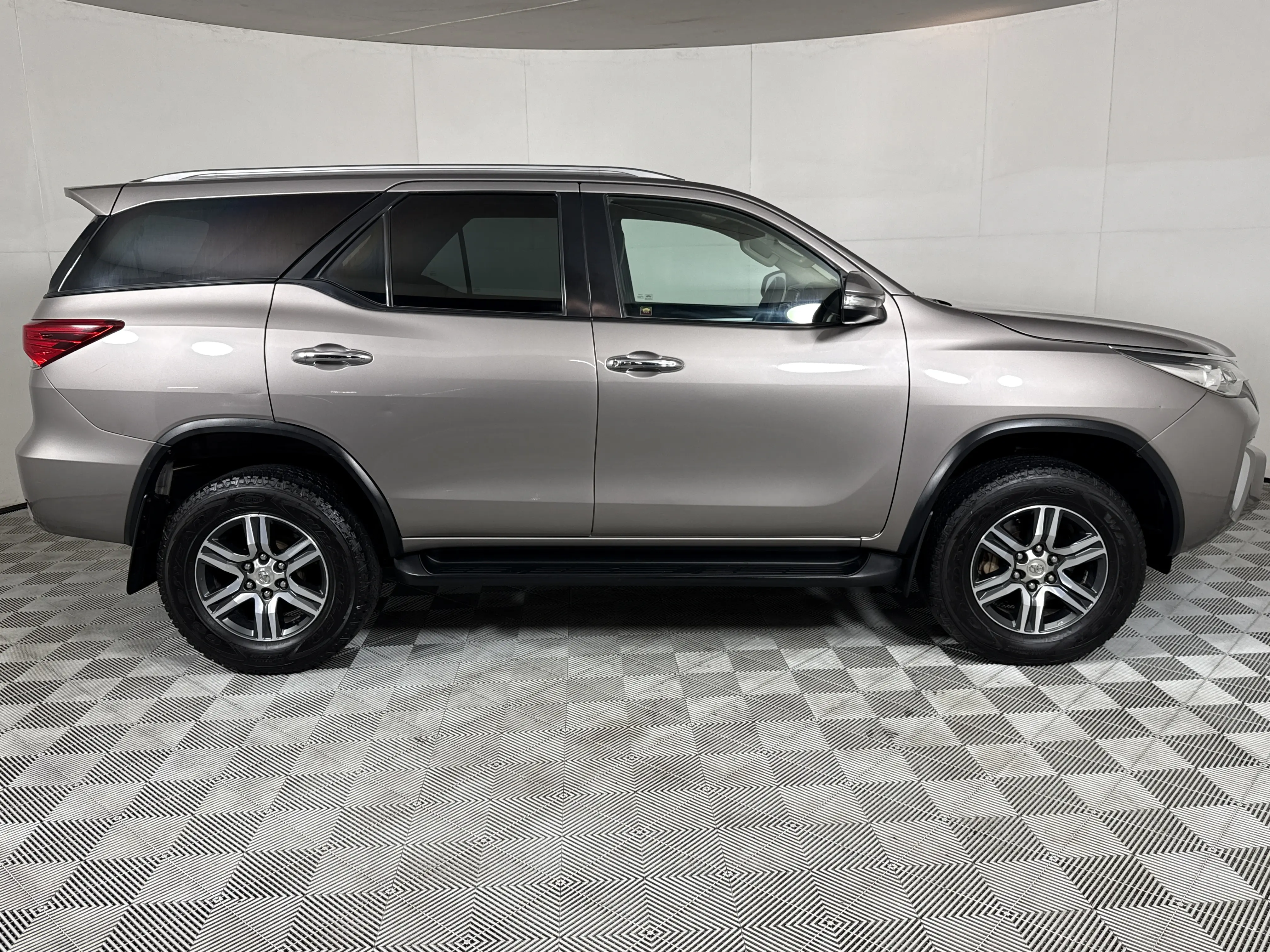 2016 Toyota Fortuner 2.4gd-6 R/B Auto, photo 4