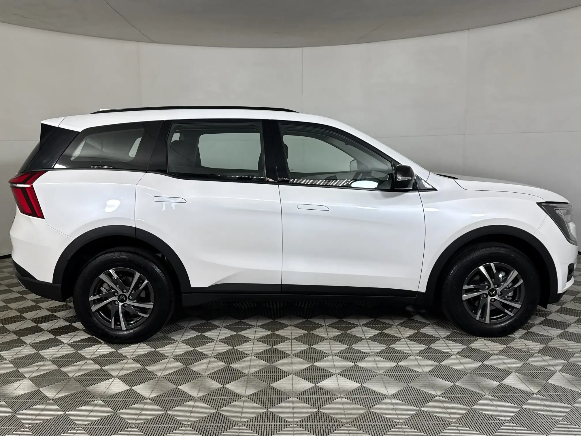 Mahindra XUV 700