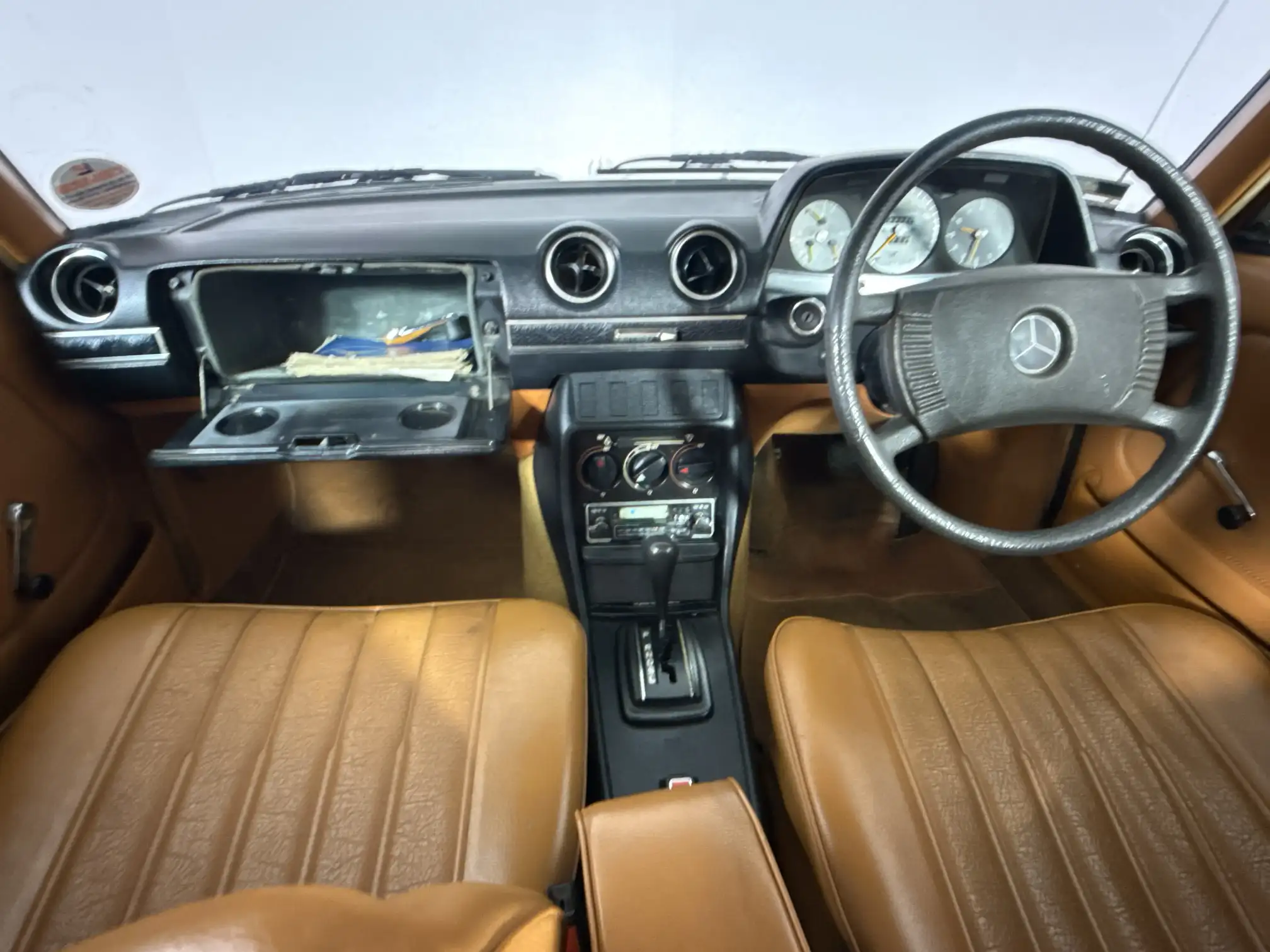 Mercedes-Benz W115 Shape Sedan
