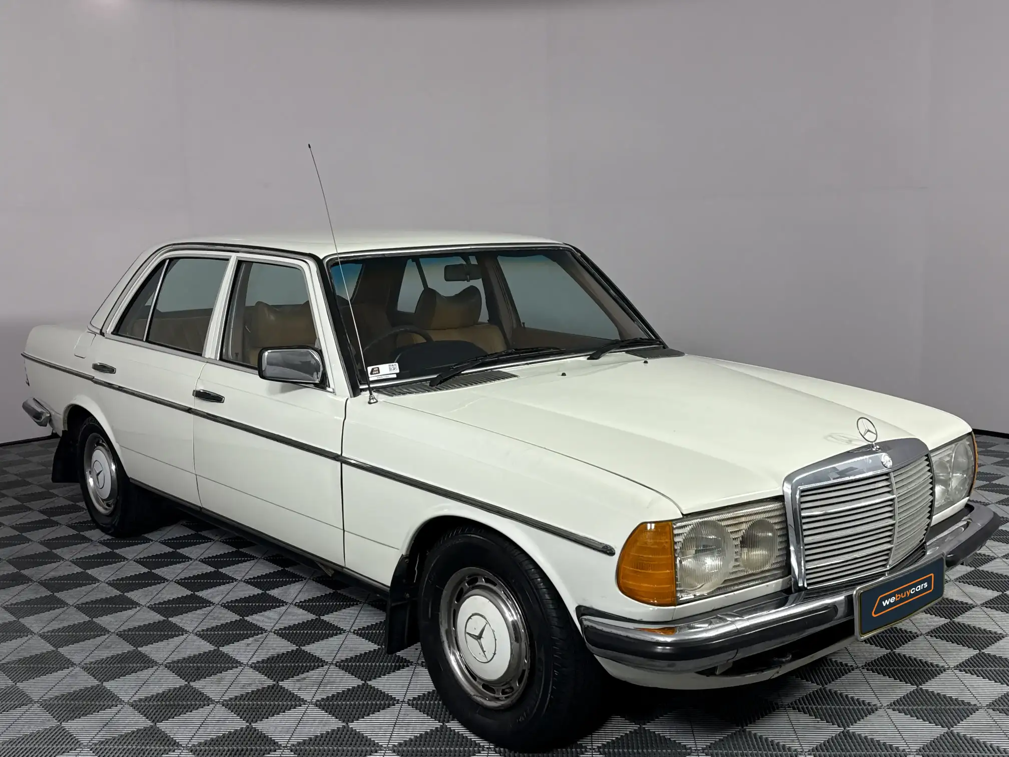 Mercedes-Benz W115 Shape Sedan