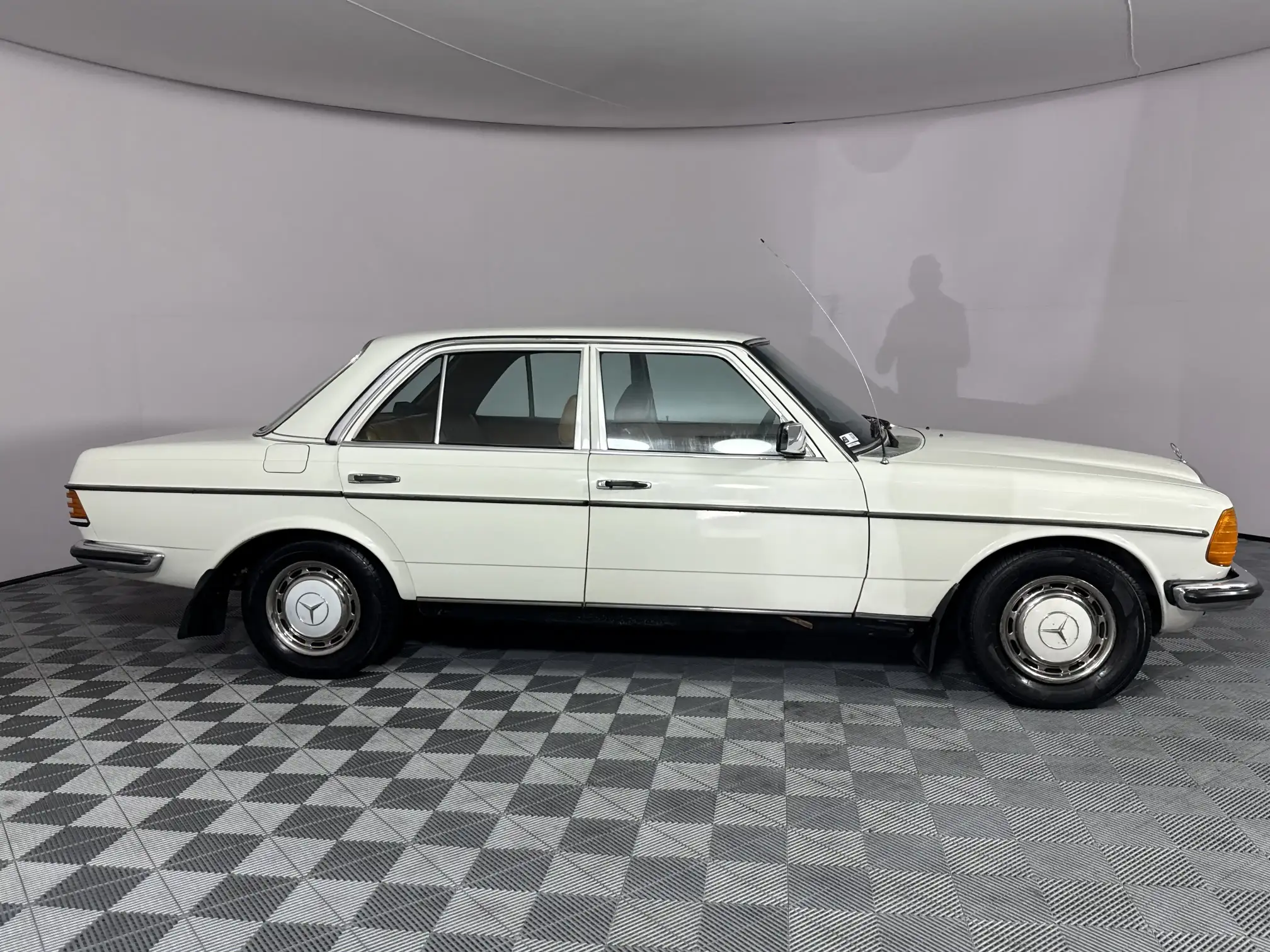 Mercedes-Benz W115 Shape Sedan