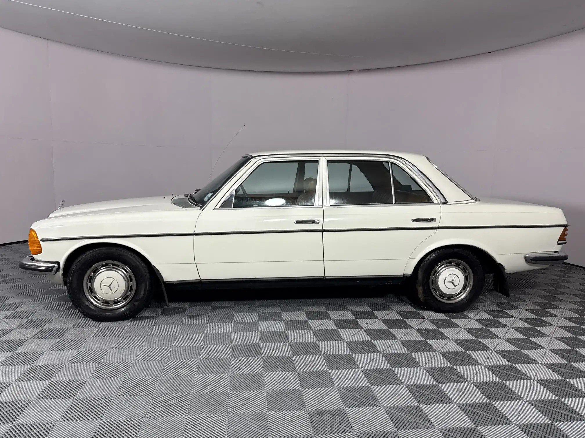 Mercedes-Benz W115 Shape Sedan