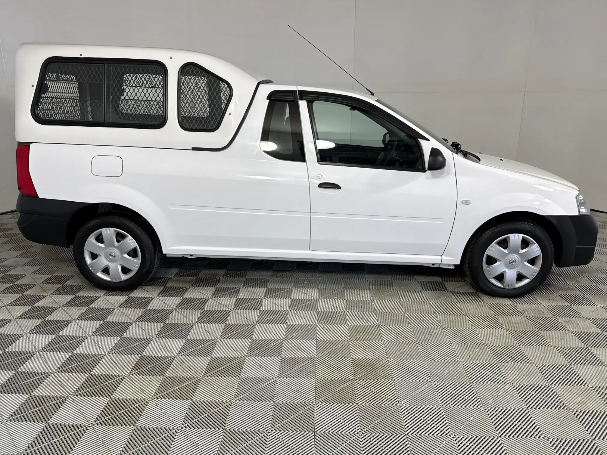 Nissan NP200