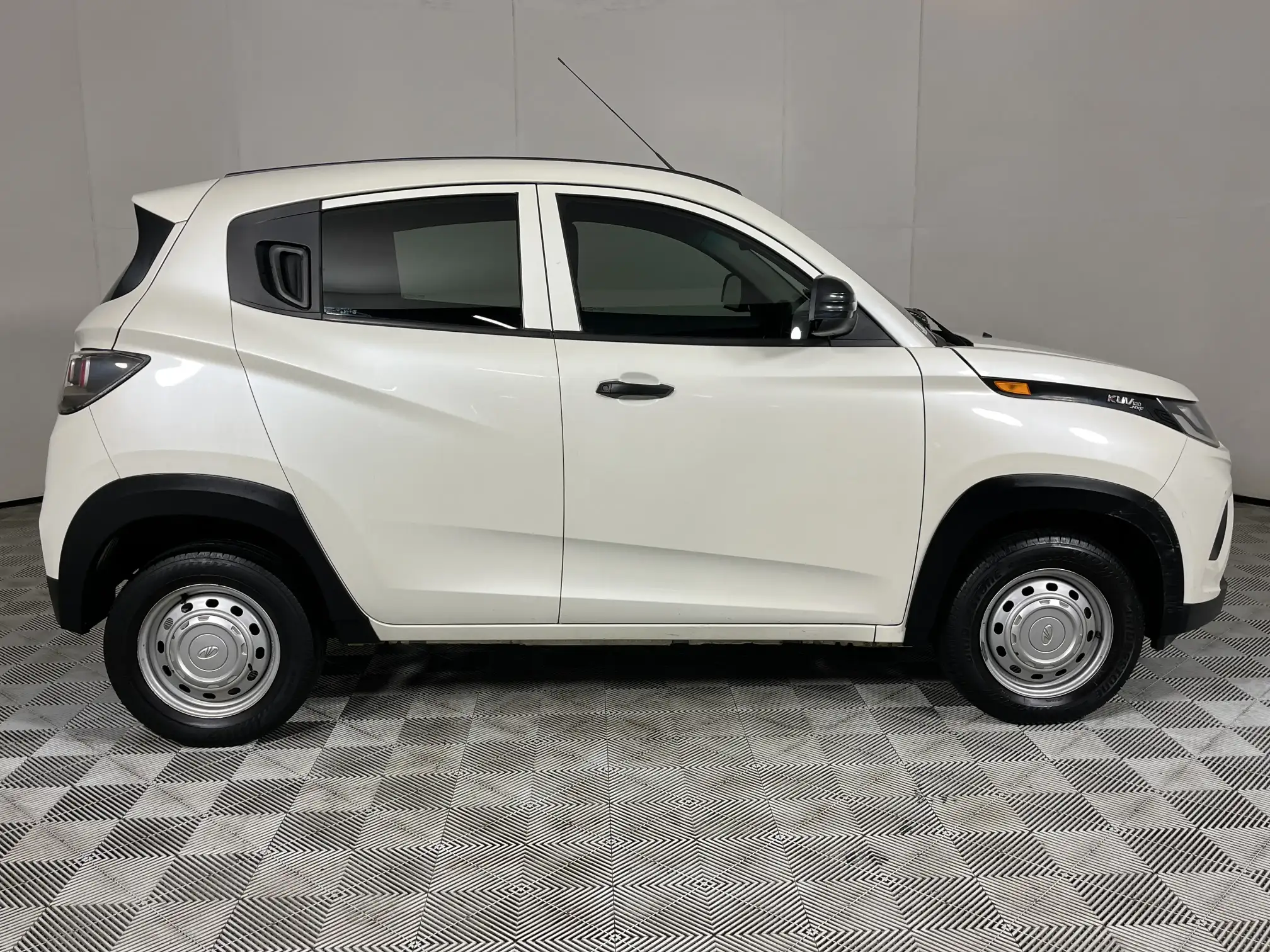 Mahindra KUV 100