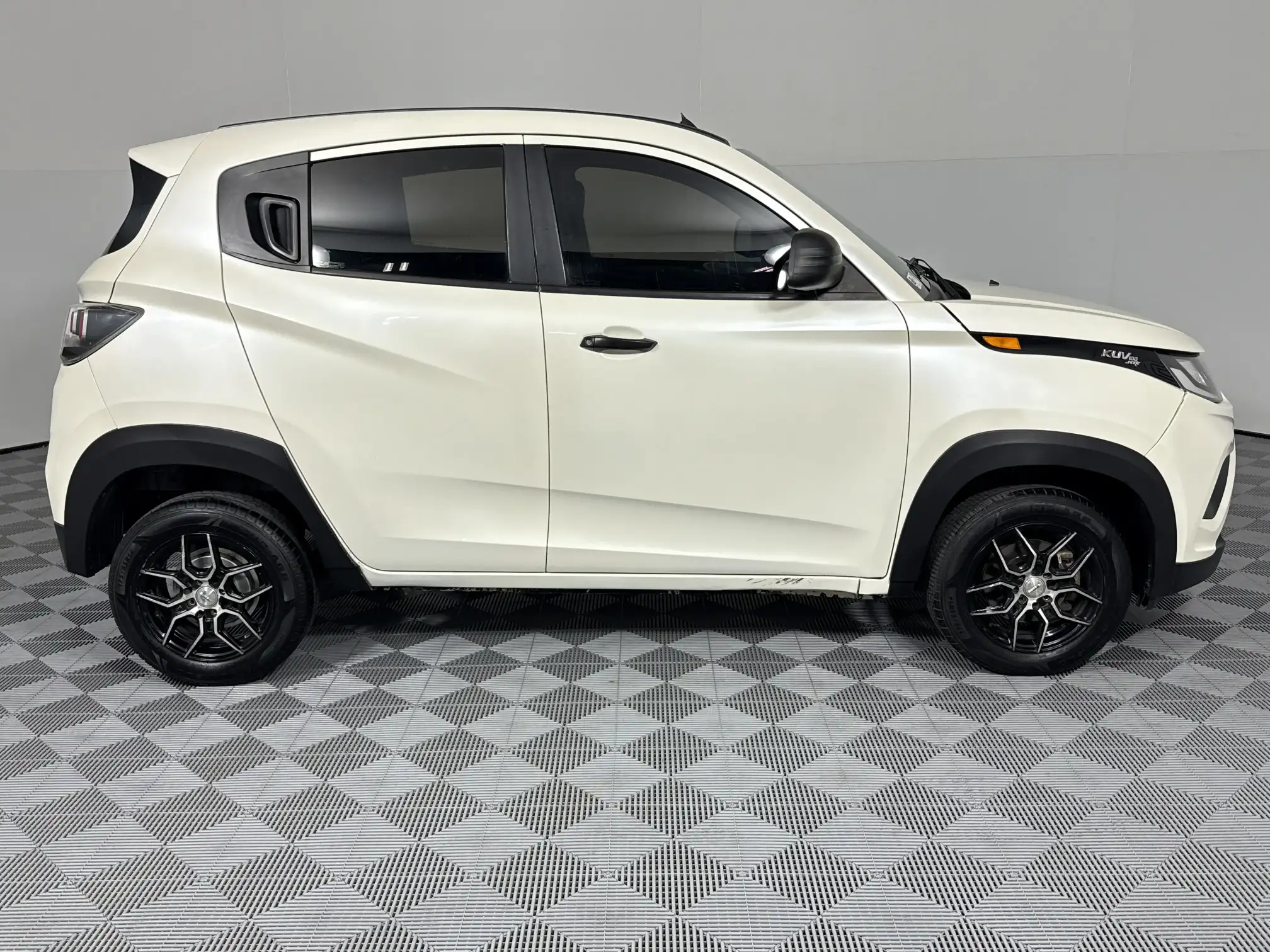 Mahindra KUV 100