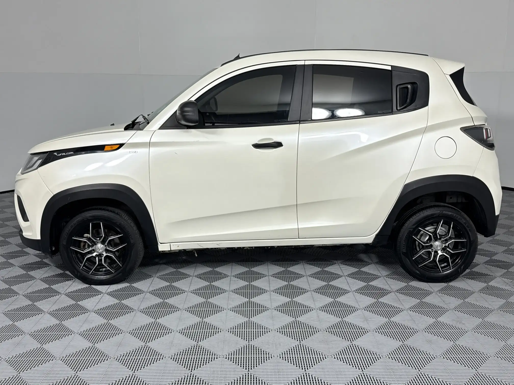 Mahindra KUV 100