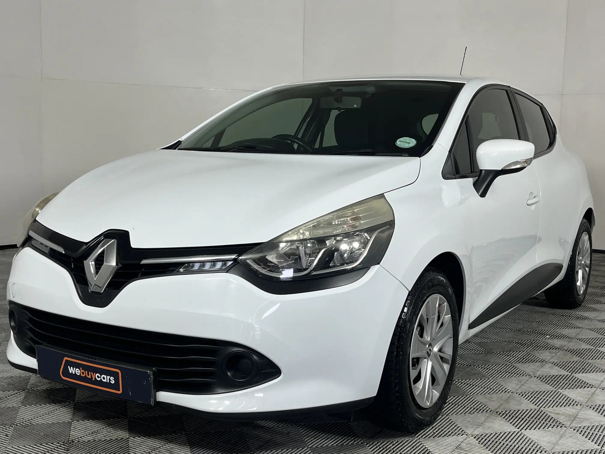 2016 Renault Clio IV 900t Blaze LTD Edition 5-Door (66 KW)