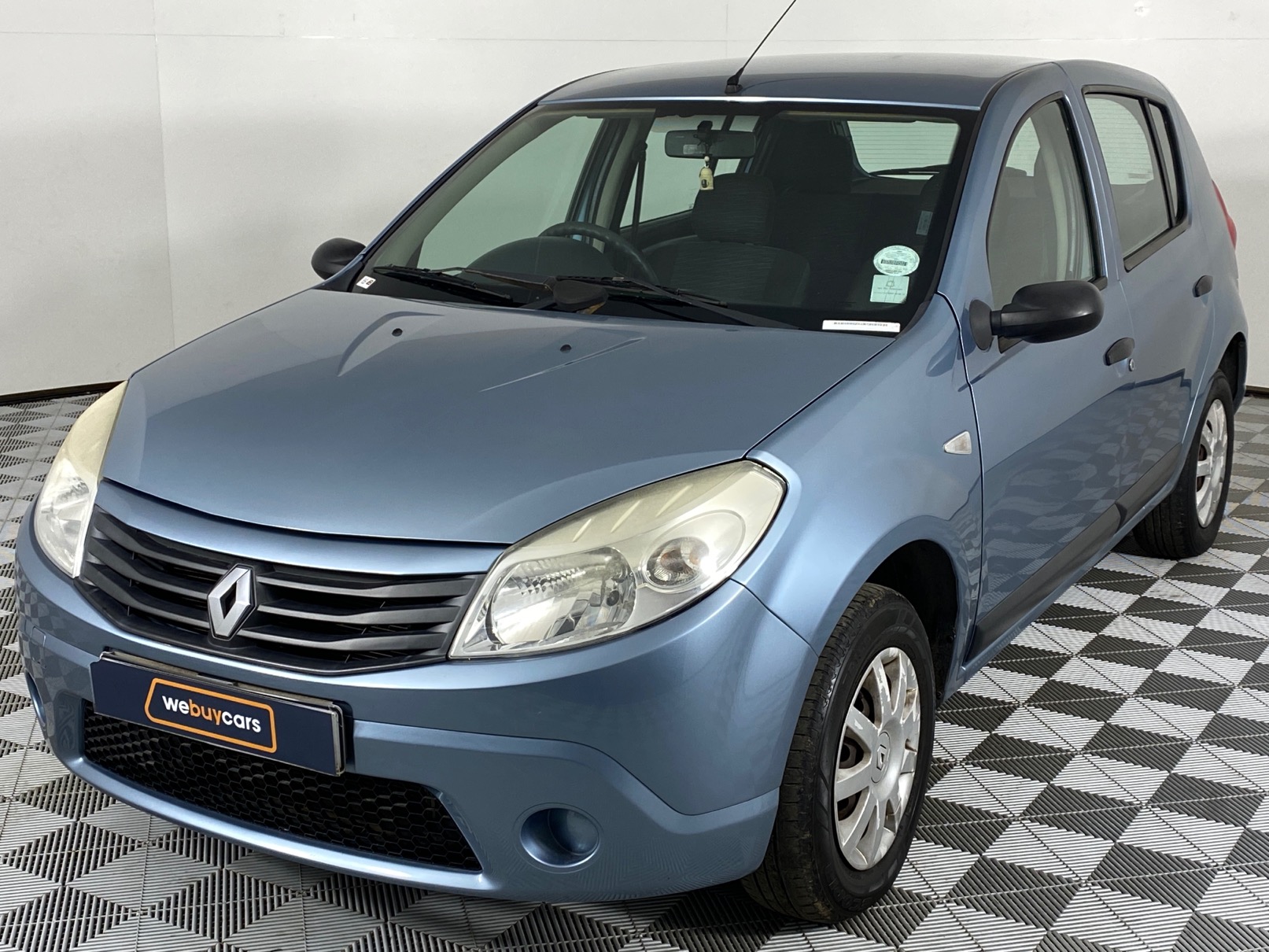 Renault sandero 2011 года