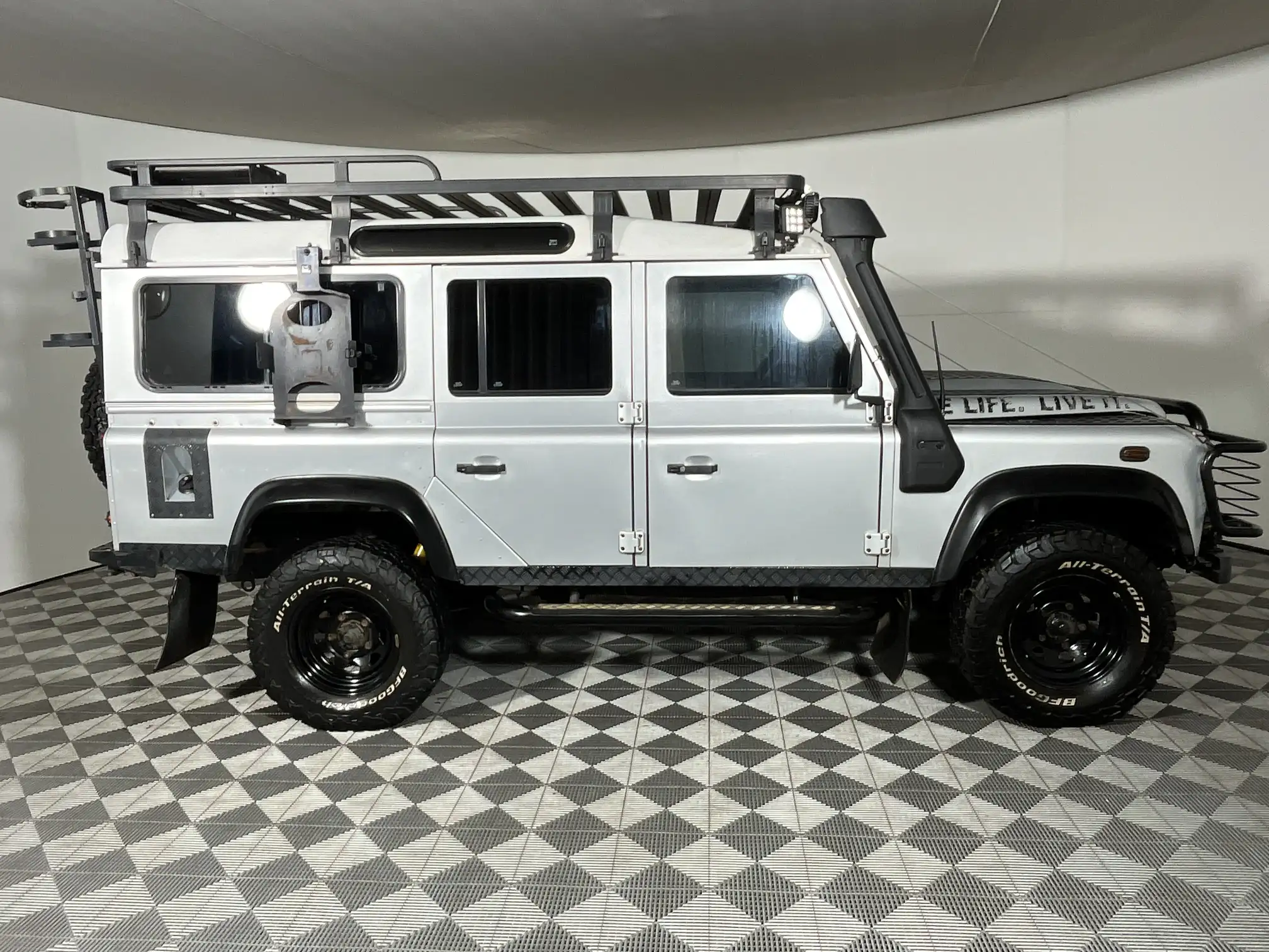 Land Rover Defender 110