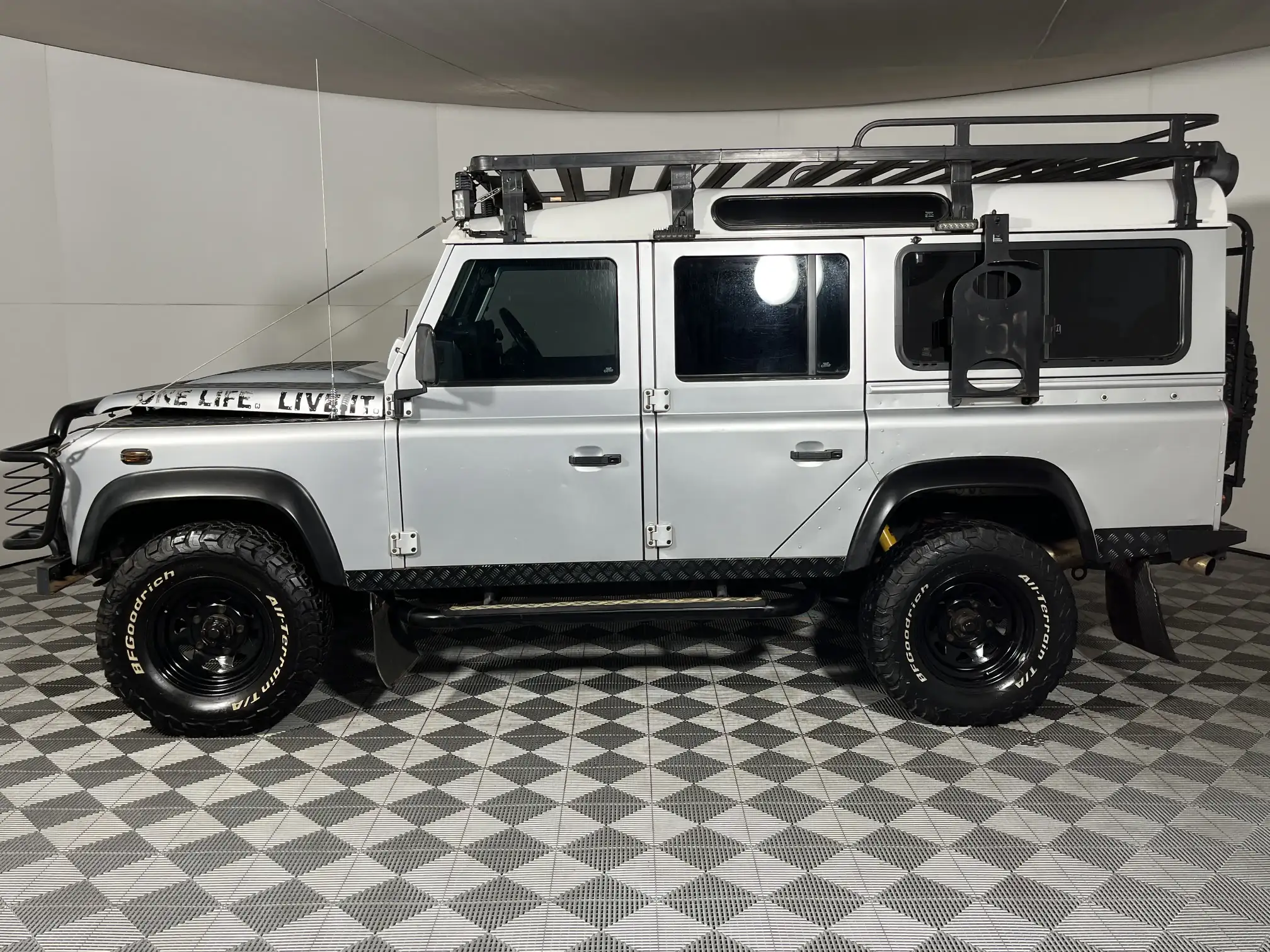 Land Rover Defender 110