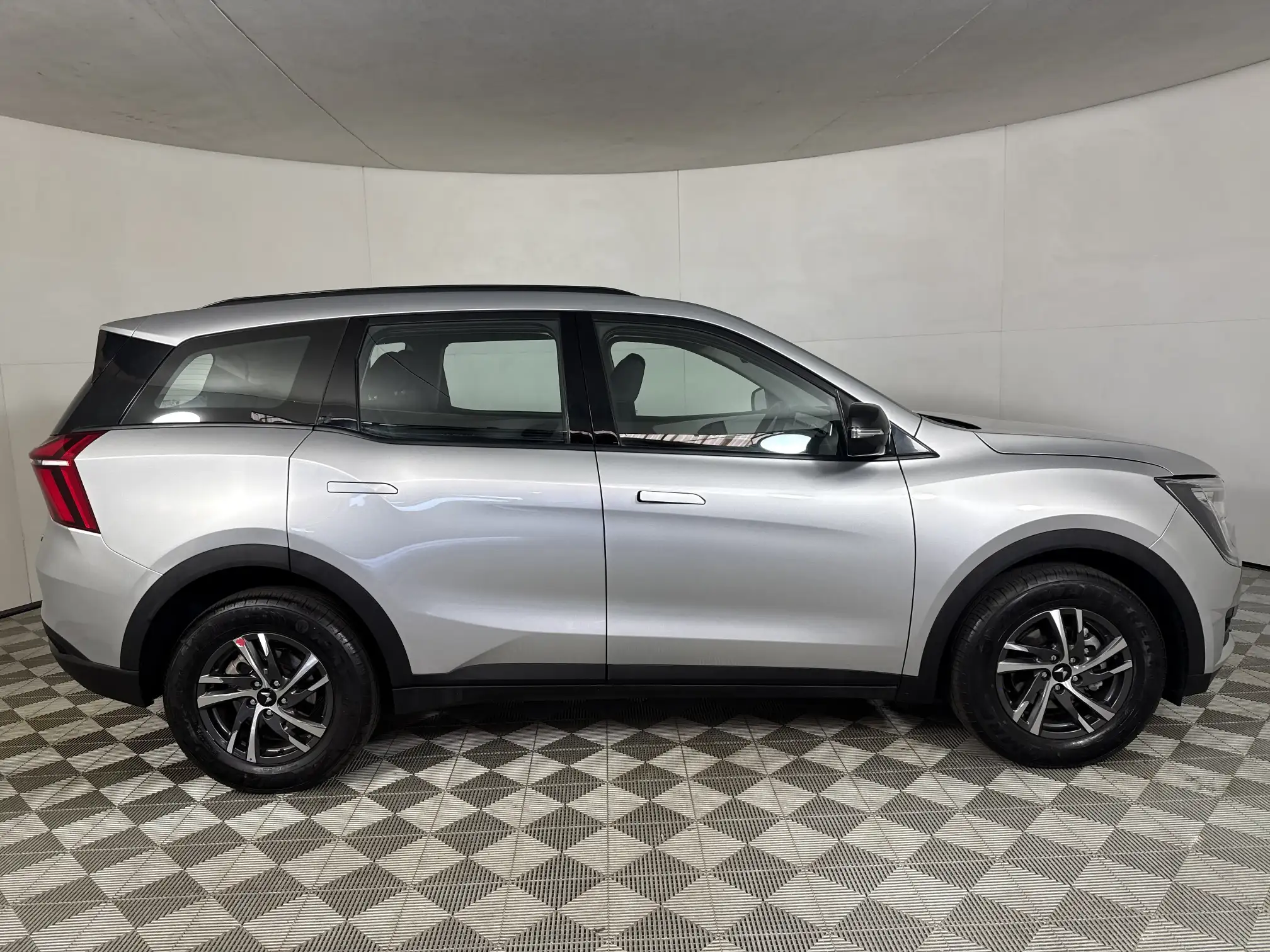Mahindra XUV 700
