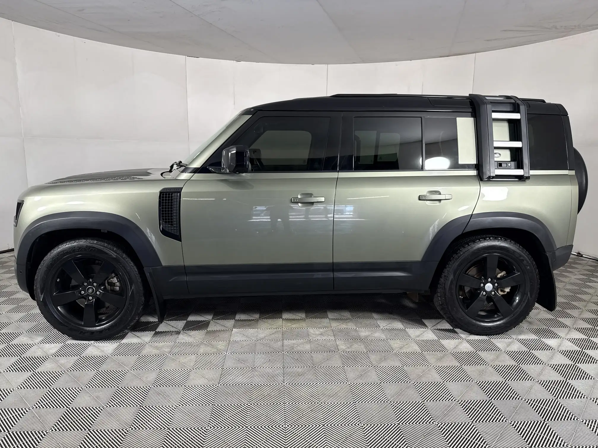 Land Rover Defender 110