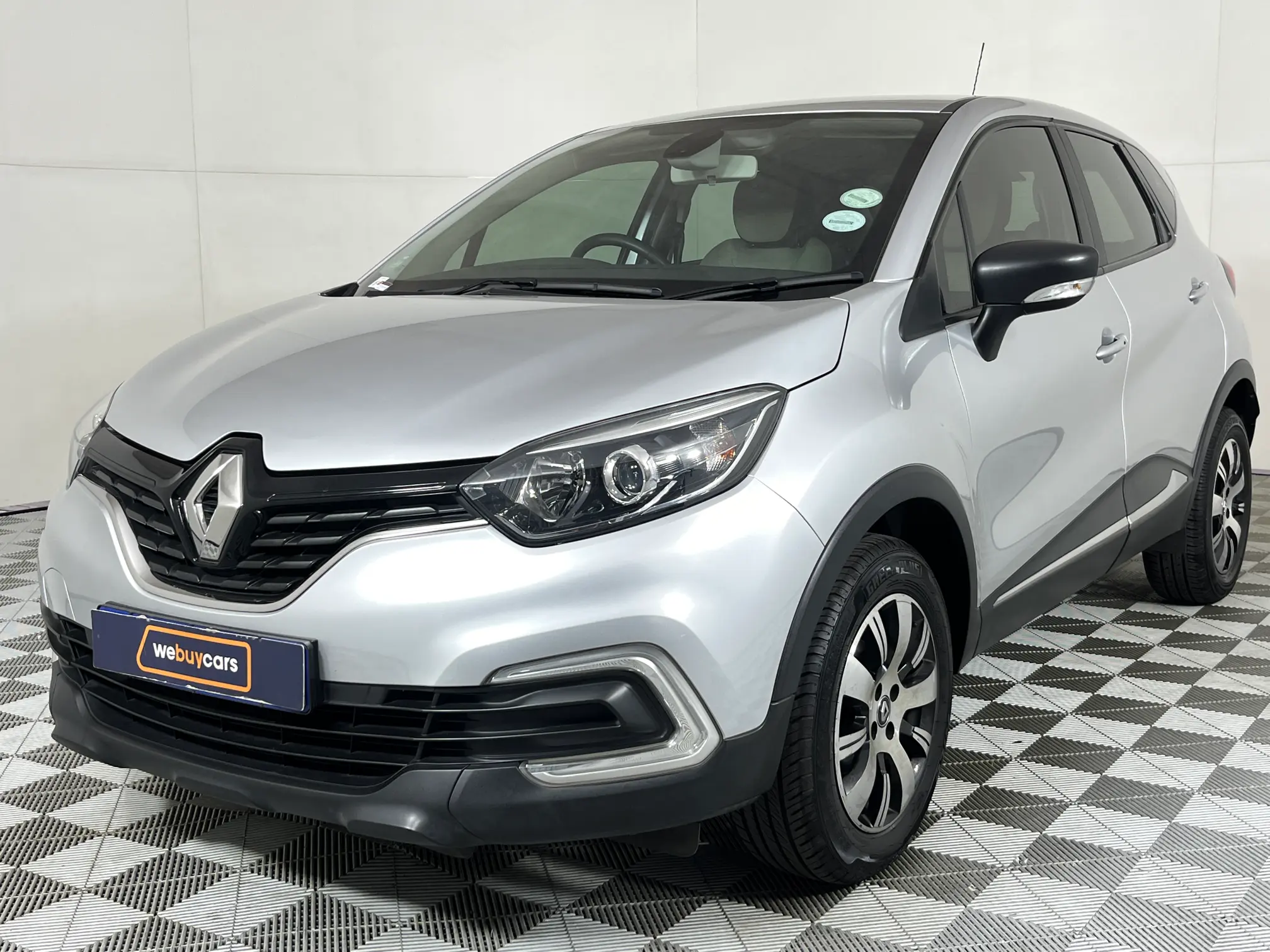 2017 Renault Captur 900t Blaze 5-Door (66 KW)