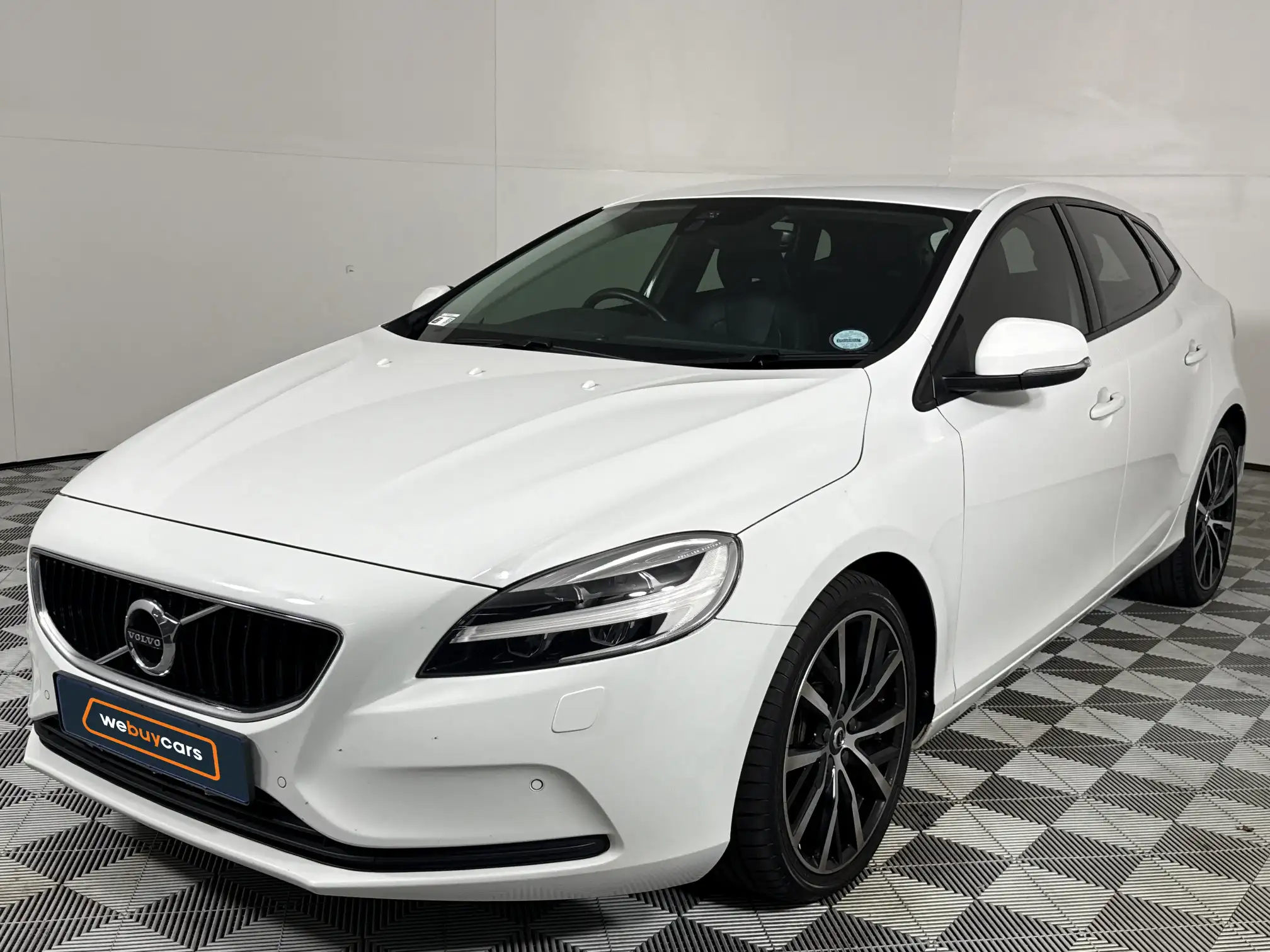 2020 Volvo V40