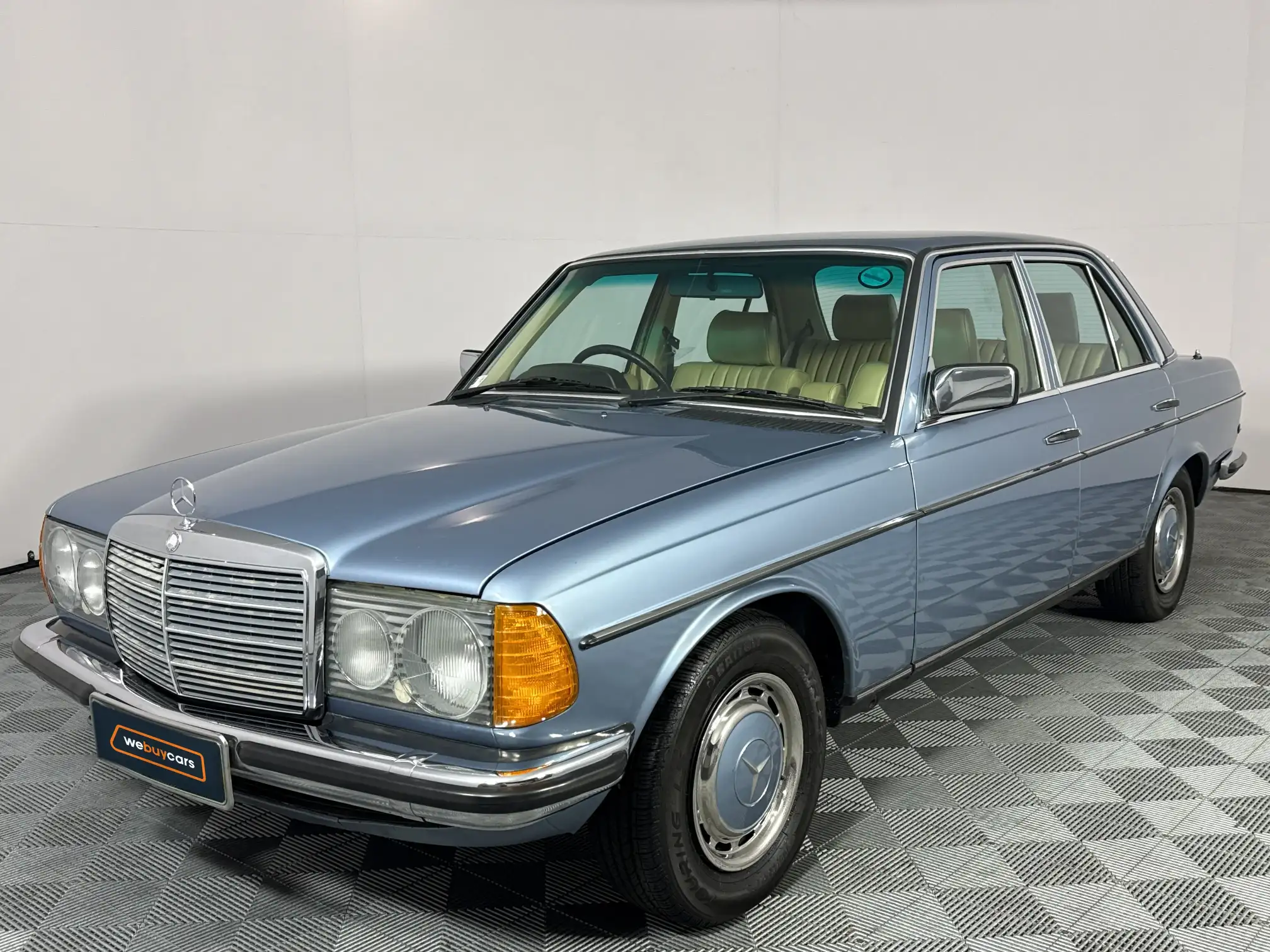 1986 Mercedes-Benz W123 Shape Sedan