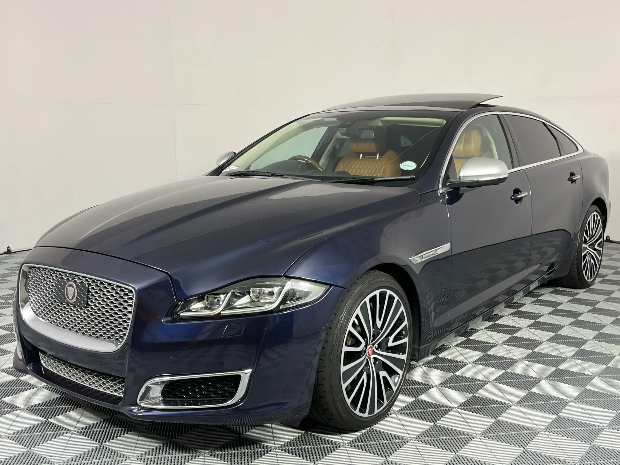 Jaguar XJ