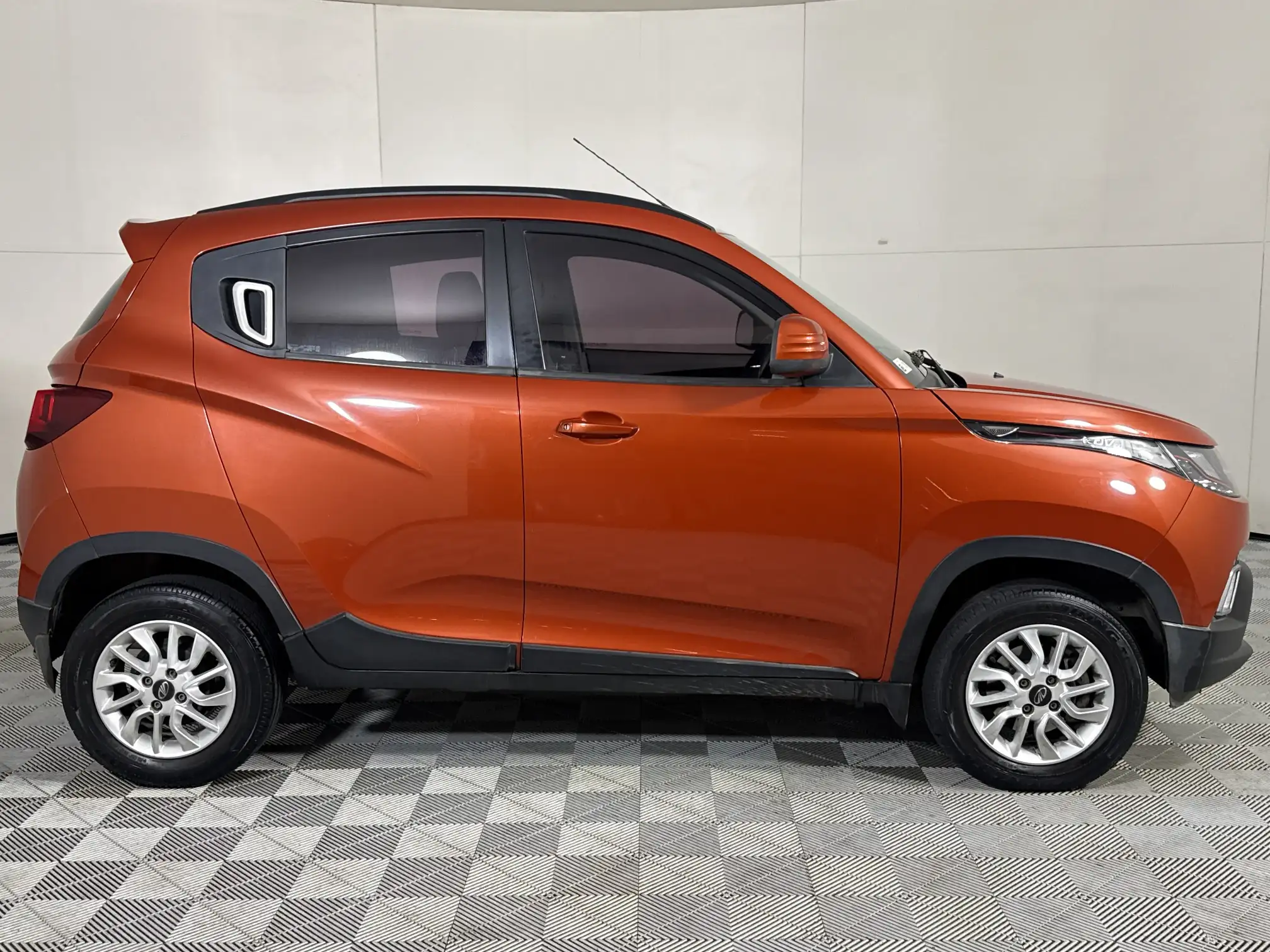 Mahindra KUV 100