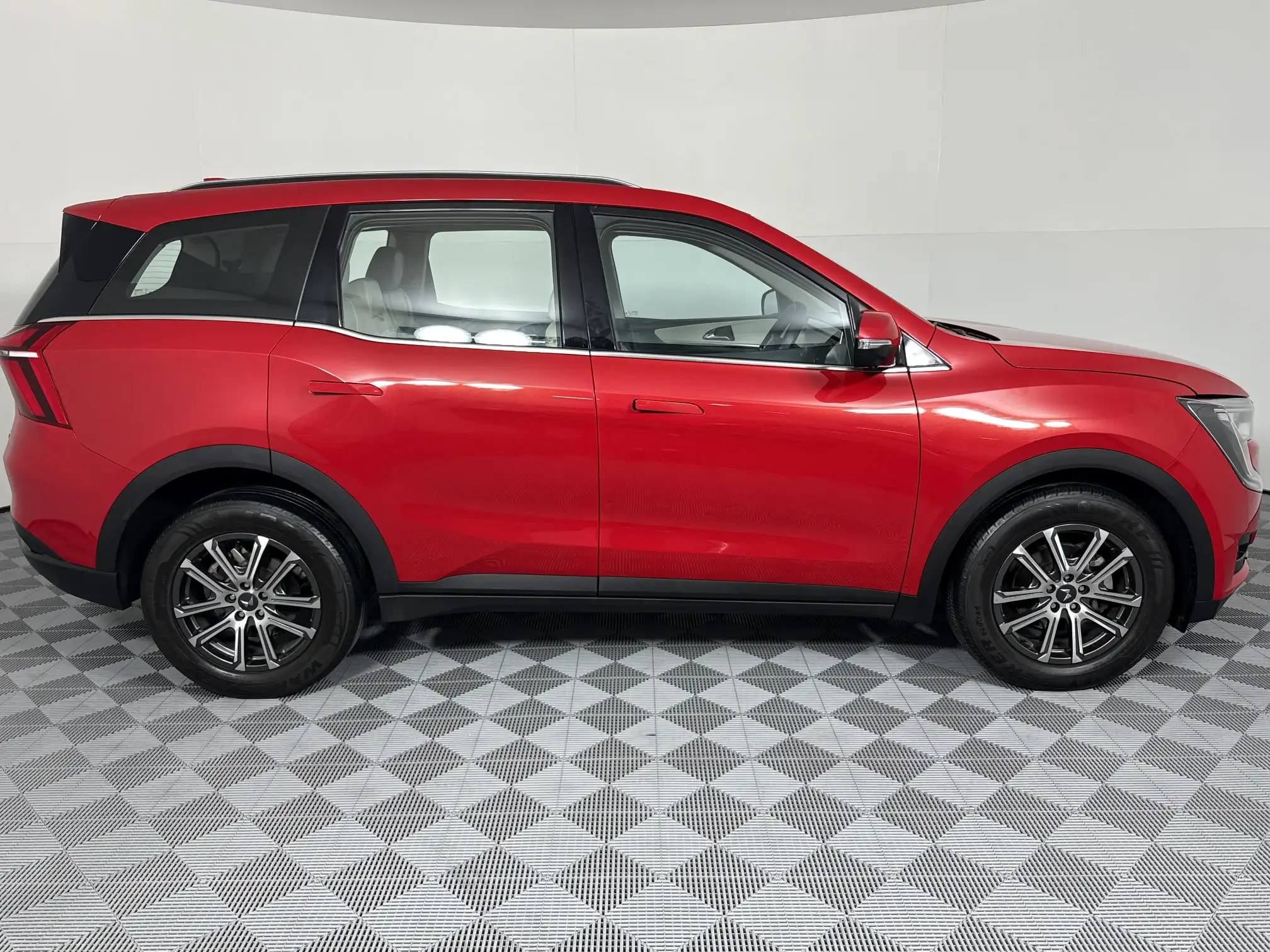 Mahindra XUV 700