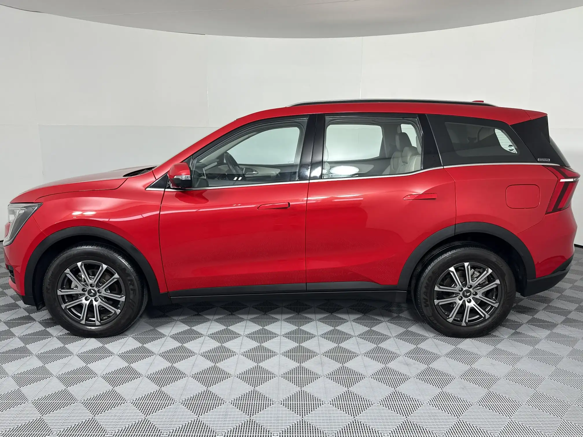 Mahindra XUV 700